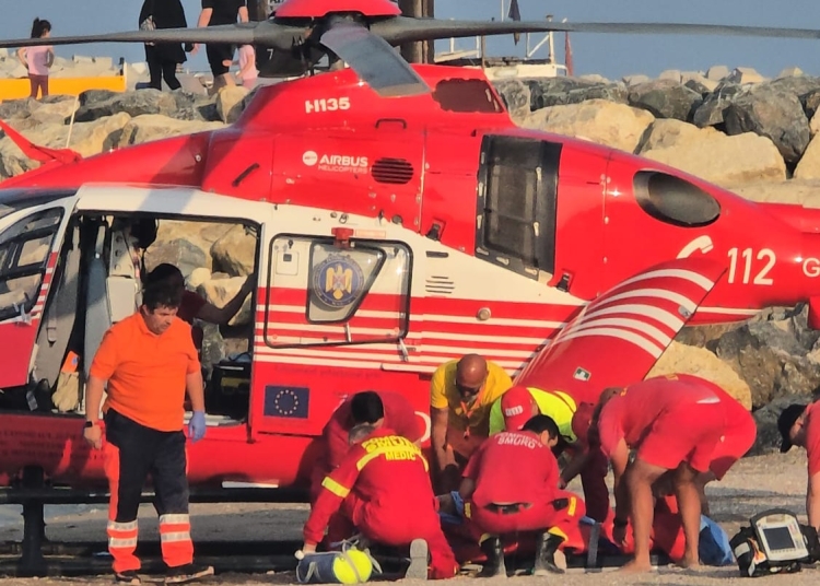 galerie foto o tanara a fost scoasa inconstienta din apa de un minor in costinesti 684862e18ffd5