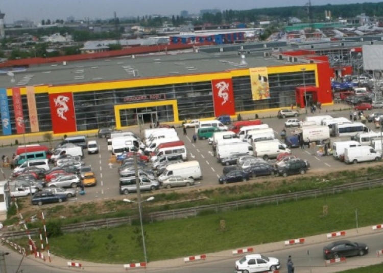 imbracaminte si parfumuri in valoare de peste 87 milioane de lei confiscate dupa perchezitiile de la dragonul rosu 683ea86fc7653