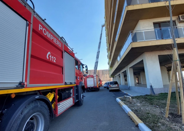 incendiu la etajul 8 al unui bloc din constanta intervin mai multe echipaje isu 686254db27a12
