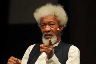 laureatul nobel wole soyinka de 90 de ani pacalit de un taximetrist din otopeni a platit 400 de euro pentru o cursa 686133791d8ed