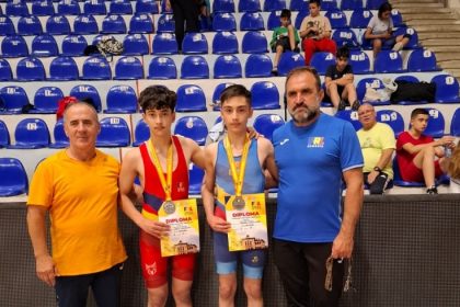 luptatorii eduard dobre si darius zarughevici de la cs navodari vicecampioni nationali la juniori 4 galerie foto 684928ed8b085