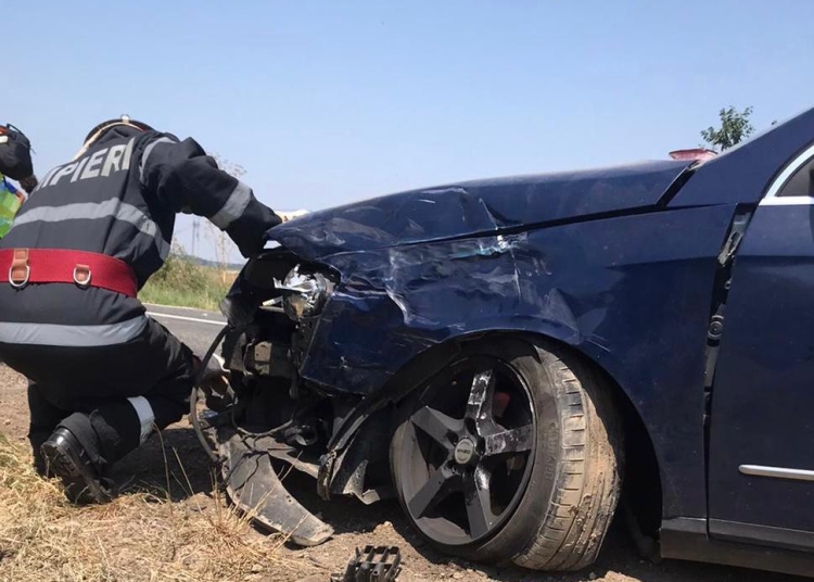 mai multe persoane de pe o terasa accidentate de o masina proiectata in afara drumului 683f16a1ad21f