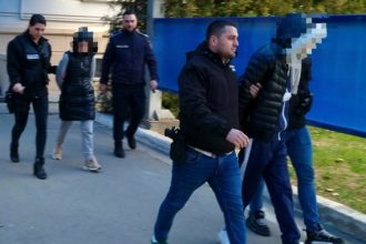 o femeie si iubitul acesteia acuzati ca au santajat mai multi barbati pe care i au filmat in ipostaze intime fara acordul lor ajung la inchisoare 685eacc4b2cb7