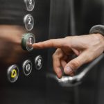 patru persoane blocate dupa ce un lift s a prabusit in subsol 68512dcca02df