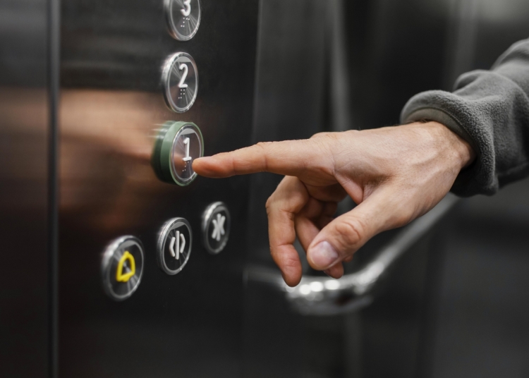 patru persoane blocate dupa ce un lift s a prabusit in subsol 68512dcca02df
