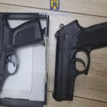 politistii au verificat detinatori de arme din constanta ovidiu harsova si sacele doua pistoale confiscate 684eb88133e64