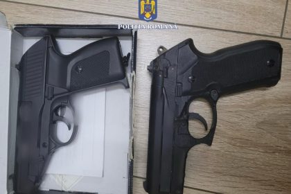 politistii au verificat detinatori de arme din constanta ovidiu harsova si sacele doua pistoale confiscate 684eb88133e64