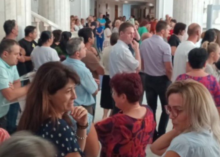 protest la ministerul finantelor angajatii au oprit lucrul nemultumiti de taierea sporurilor 68628176e7a4d