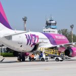 romanii au fost abandonati pe aeroport strainii au fost dusi la hotel wizz air da vina pe o eroare umana 6861b0ec884e7