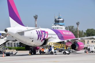 romanii au fost abandonati pe aeroport strainii au fost dusi la hotel wizz air da vina pe o eroare umana 6861b0ec884e7