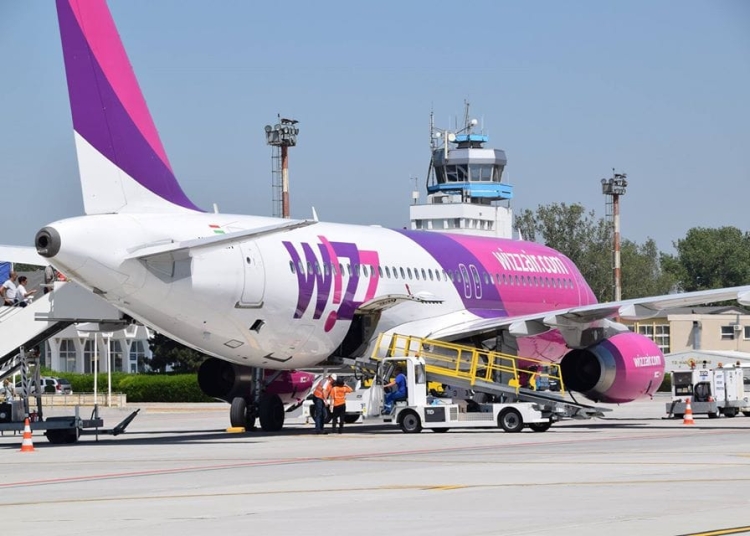 romanii au fost abandonati pe aeroport strainii au fost dusi la hotel wizz air da vina pe o eroare umana 6861b0ec884e7
