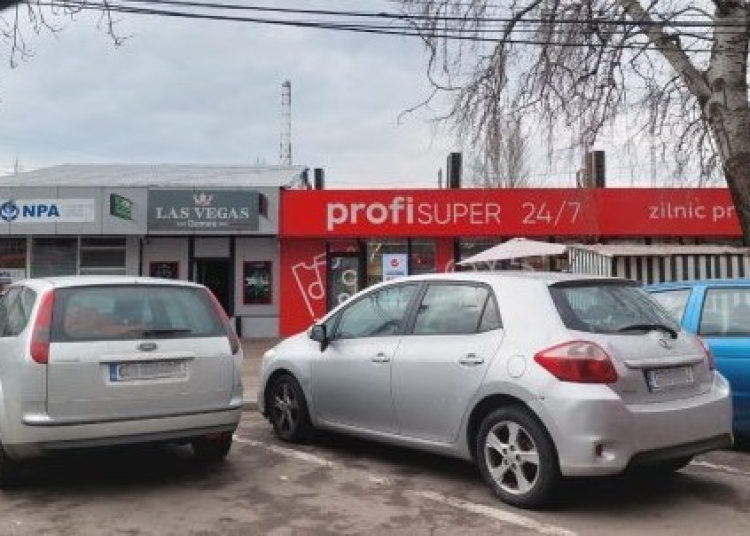 s a prefacut ca aluneca apoi l a lovit si i a furat banii si cheile in zona abator 683f829343f0b