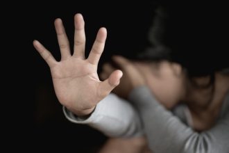 scandalos o minora de 14 ani a fost drogata de mai multi indivizi in curtea unei scoli din mangalia copila a fost gasita inconstienta in baia scolii 684178c4b0244
