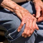 se dadeau buni samariteni pentru a fura din casele unor batrani iar acum nu mai vor la racoare judecatorii au decis sa i tina departe de canicula 684b5ee75c1f0