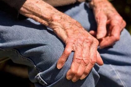 se dadeau buni samariteni pentru a fura din casele unor batrani iar acum nu mai vor la racoare judecatorii au decis sa i tina departe de canicula 684b5ee75c1f0