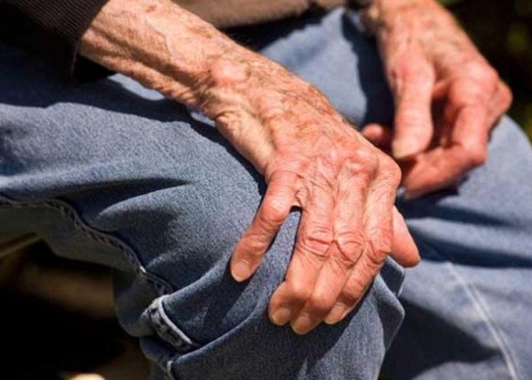 se dadeau buni samariteni pentru a fura din casele unor batrani iar acum nu mai vor la racoare judecatorii au decis sa i tina departe de canicula 684b5ee75c1f0
