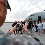 sute de cetateni romani din zona de conflict armat din orientul apropiat au fost repatriati in romania 6854ff24480aa