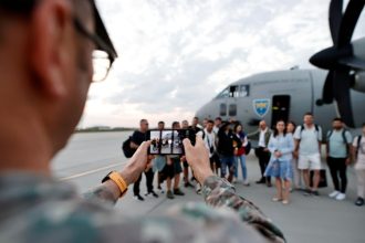 sute de cetateni romani din zona de conflict armat din orientul apropiat au fost repatriati in romania 6854ff24480aa