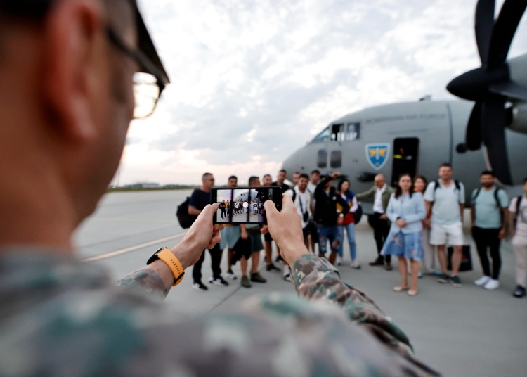 sute de cetateni romani din zona de conflict armat din orientul apropiat au fost repatriati in romania 6854ff24480aa
