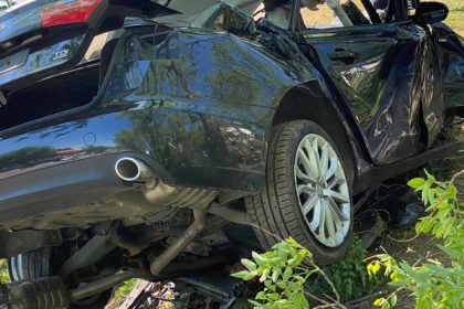 un autoturism a intrat intr un copac in localitatea deleni 68403b8454b9d