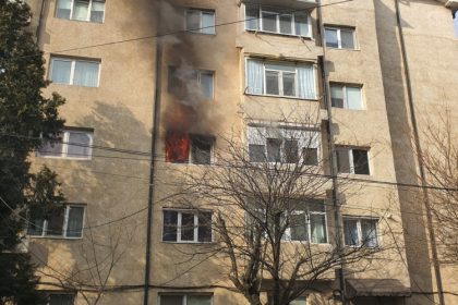 un constantean si a incendiat apartamentul s a incuiat si s a inarmat cu un cutit 684f11934a9bc