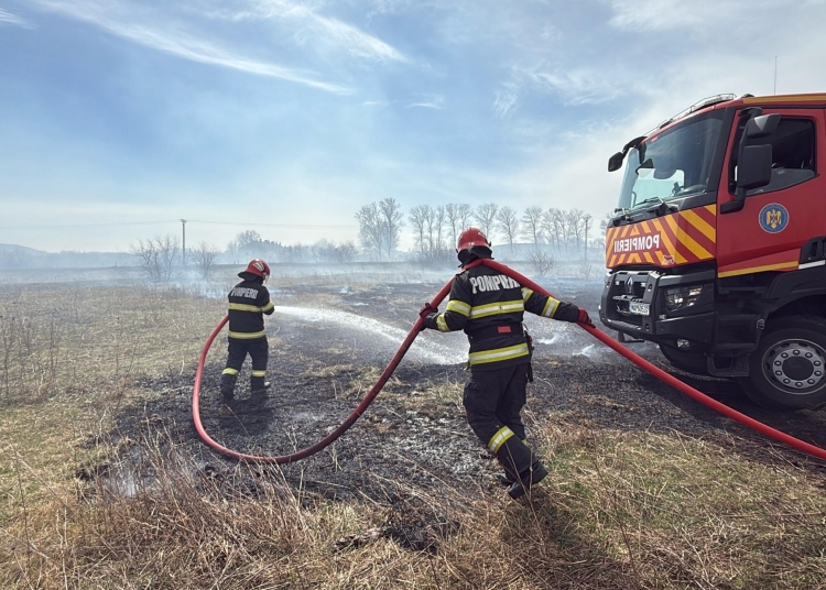 val de incendii de vegetatie uscata in judetul constanta pompierii intervin in mai multe zone simultan 685be78215197