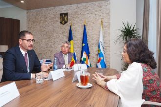 viceprimarul municipiului constanta costin rasauteanu a primit vizita excelentei sale manika jain ambasadorul republicii india in romania 685961cede395