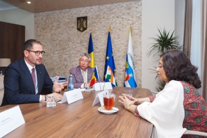 viceprimarul municipiului constanta costin rasauteanu a primit vizita excelentei sale manika jain ambasadorul republicii india in romania 685961cede395