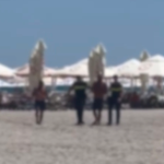 video doi barbati au furat o geanta de pe plaja si au facut cumparaturi cu cardurile victimei prinsi de politie in mamaia 685fc818441c9
