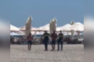 video doi barbati au furat o geanta de pe plaja si au facut cumparaturi cu cardurile victimei prinsi de politie in mamaia 685fc818441c9