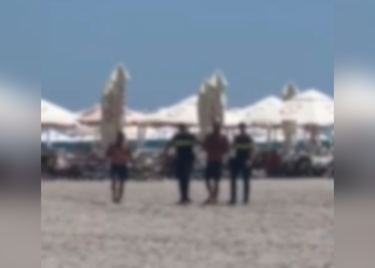 video doi barbati au furat o geanta de pe plaja si au facut cumparaturi cu cardurile victimei prinsi de politie in mamaia 685fc818441c9
