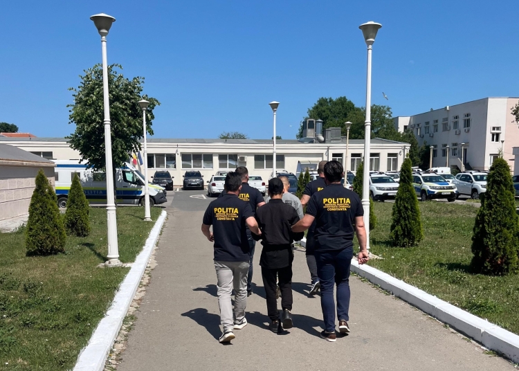 video doi tineri au batut un varstnic si i au furat portofelul 68405d81362d8