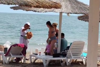 video sezonul abia a inceput dar comertul ambulant e deja in floare pe plajele din constanta 684f4c5758a3b