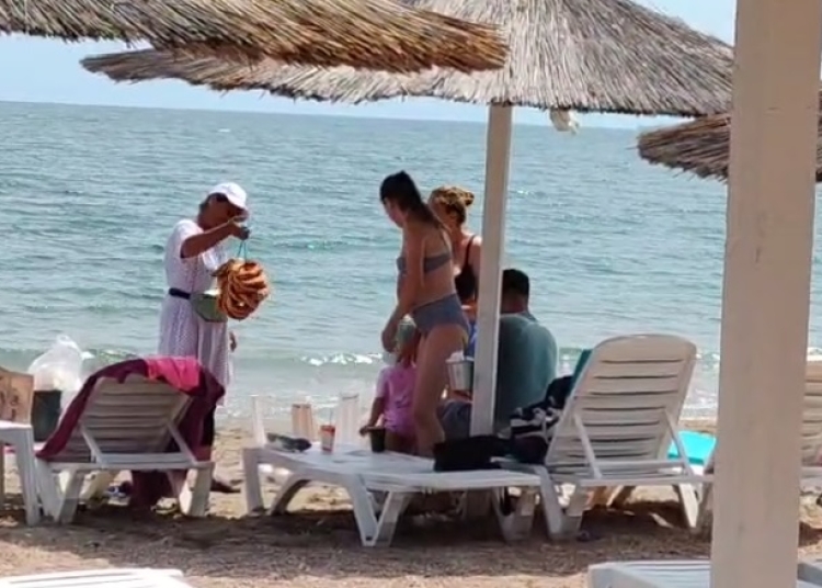 video sezonul abia a inceput dar comertul ambulant e deja in floare pe plajele din constanta 684f4c5758a3b