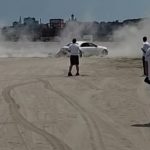 video sofer depistat de politistii locali facand drifturi pe plaja 684d27c201932