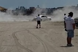 video sofer depistat de politistii locali facand drifturi pe plaja 684d27c201932