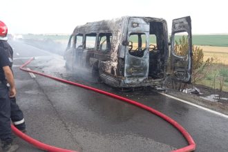 videofoto incident pe dn22 spre judetul tulcea un microbuz a fost mistuit de flacari inainte de izbucnirea incendiului s au autoevacuat 20 de persoane 68603770b0946
