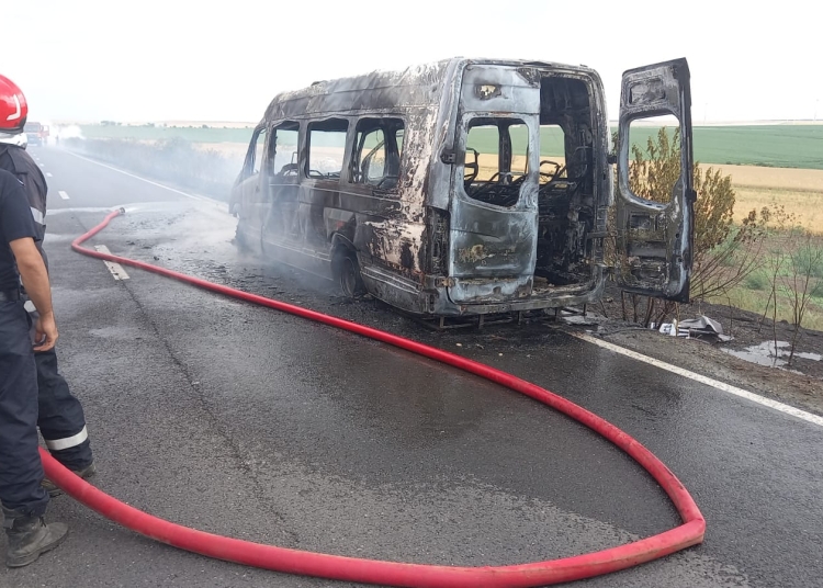 videofoto incident pe dn22 spre judetul tulcea un microbuz a fost mistuit de flacari inainte de izbucnirea incendiului s au autoevacuat 20 de persoane 68603770b0946