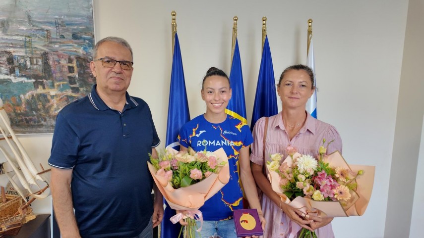 alexia dospin de la csm constanta felicitata personal de vergil chitac pentru medalia de aur obtinuta la campionatul european de atletism u23 6880c1646a79c