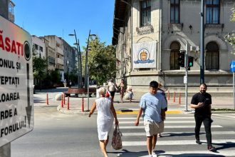 a fost pus in functiune un nou sistem de semaforizare la trecerea de pietoni de pe strada mircea cel batran la intersectia cu strada stefan cel mare 68aed4f4d8305