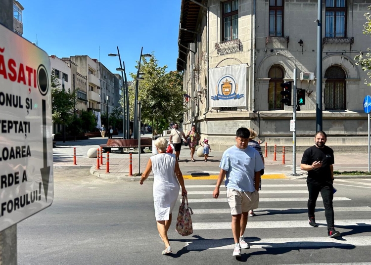 a fost pus in functiune un nou sistem de semaforizare la trecerea de pietoni de pe strada mircea cel batran la intersectia cu strada stefan cel mare 68aed4f4d8305