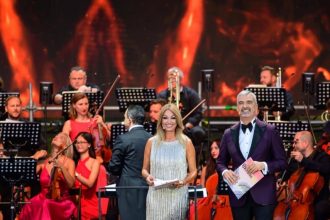 anca turcasiu si aurelian temisan sunt gazdele festivalului national de muzica usoara mamaia 2025 galerie foto 689458fb5a6e0