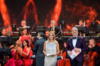 anca turcasiu si aurelian temisan sunt gazdele festivalului national de muzica usoara mamaia 2025 galerie foto 689458fb5a6e0