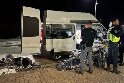 bunuri in valoare de peste 1 milion de euro susceptibile a fi contrafacute descoperite de politistii de frontiera din cadrul garzii de coasta 68ac37ef7ed6a