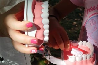 cum sa ai grija de zambetul tau lectii de igiena dentara pentru copii la navodari dr damasaru preventia este mai usoara si mai placuta decat tratamentul 68a85e43f2346