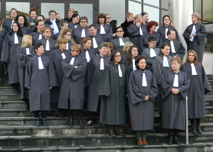 dupa protestul magistratilor a venit randul grefierilor sa sisteze activitatea 68b01ab669e15