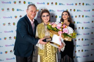 final spectaculos la festivalul national al cantecului si dansului popular romanesc mamaia 2025 irina loghin a primit trofeul mamaia nostalgia p 68b306d3e297d