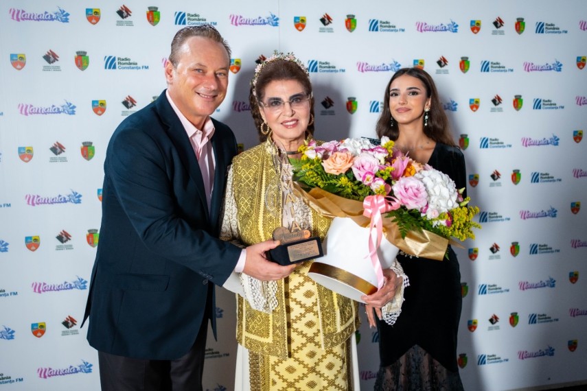final spectaculos la festivalul national al cantecului si dansului popular romanesc mamaia 2025 irina loghin a primit trofeul mamaia nostalgia p 68b306d3e297d