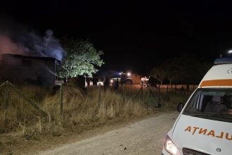 foto incendiu misterios la lipnita o casa a ars complet desi era fara curent electric proprietarii sunt plecati in germania reactia primarului 68b328dd9b302