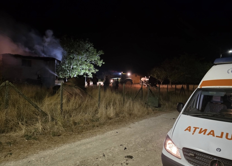 foto incendiu misterios la lipnita o casa a ars complet desi era fara curent electric proprietarii sunt plecati in germania reactia primarului 68b328dd9b302